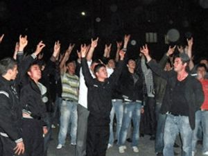 Facebook bir ilçeyi sokağa döktü!