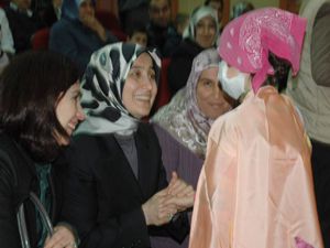 Davutoğlunun eşi hasta çocuklarla buluştu