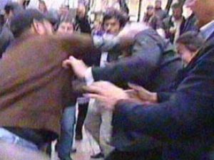 Ahmet Türk böyle yumruklandı!