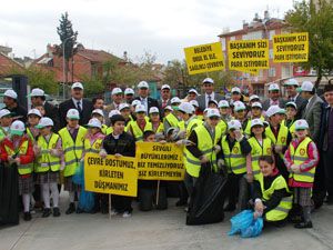Çevre gönüllüsü öğrenciler iş başında