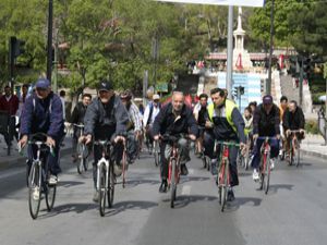 Konyanın tarihi yerlerini bisikletle geziyorlar