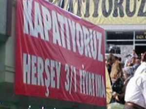 Vatandaşlar ucuz mobilya için birbirini ezdi