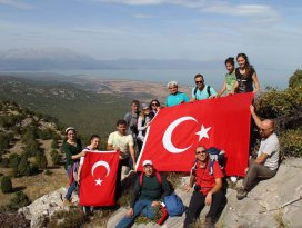 Doğaseverler dağın zirvesinde terörü lanetledi