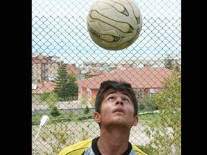 Top sektirirken bakın ne yapıyor?