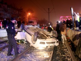 Otomobil tramvay yoluna devrildi