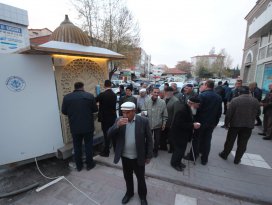 Beyşehir’de belediyeden sıcak süt ikramı