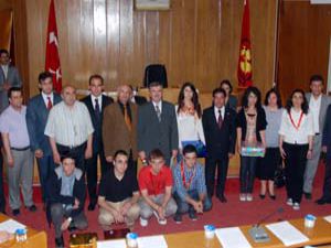 Akyürekten öğrencilere altın