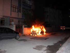 Konyada park halindeki hafif ticari araç yandı