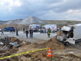 Konyada çarpışan iki araç yandı: 2 ölü, 1 yaralı