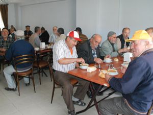 Karataydan emeklilere her gün çorba ikramı