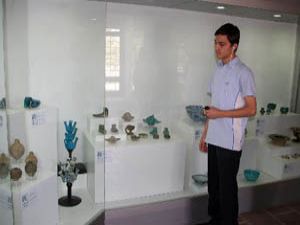 Müze ziyaretçilerine cep telefonu kulaklığından tanıtım