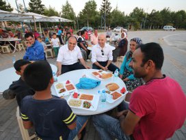 Beyşehir’de iftar çadırı her gün bin kişiyi doyuruyor