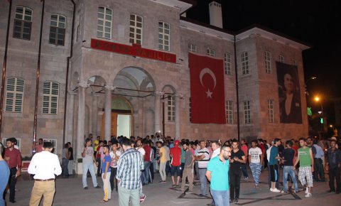 Darbe endişesiyle sokağa çıktılar