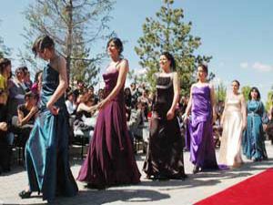 Kendi tasarladıkları kıyafetleri giydiler