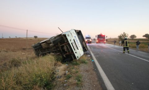 Konyada yolcu midibüsü devrildi: 27 yaralı