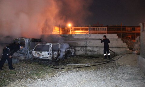 Konyada otopark yangını! 4 araç küle döndü