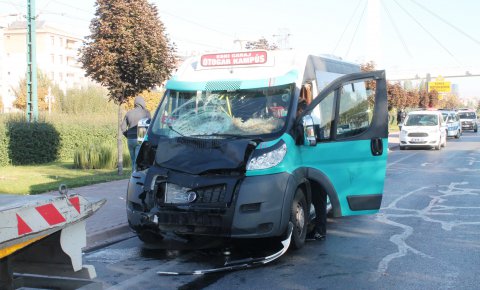 Konyada minibüsün çarptığı 2 lise öğrencisi hayatını kaybetti