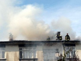Konya’da 4 katlı binanın çatısında yangın