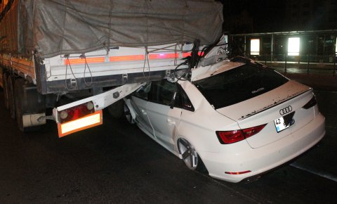 TIR’a arkadan çarpan otomobilden sağ çıktı