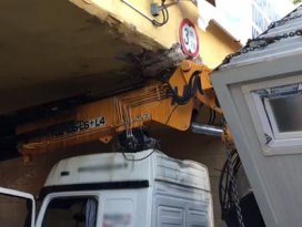 Konya’da iş makinesi alt geçide çarptı