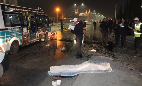 Yolcu minibüsüyle motosiklet çarpıştı: 1 ölü 1 yaralı