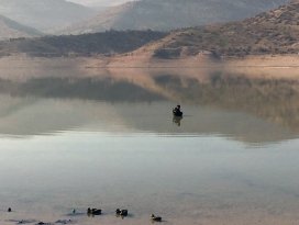 Ördek avına gittiği gölde bataklığa saplandı