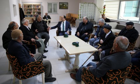 Lokaller emeklileri hayata bağlıyor