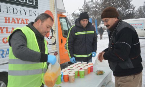 İkram aracı pazarcı esnafının içini ısıttı