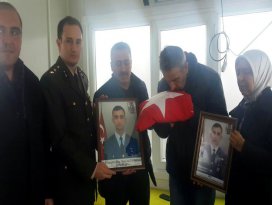 Şehidin tabutuna sarılı Türk bayrağı babasına teslim edildi