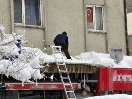 İş yerlerinin önündeki tente kardan çöktü