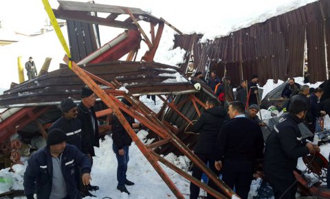 Konyada kapalı pazar yerinde göçük: 4 yaralı