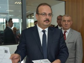 Vali Canbolat yeni kimlik kartı için müracaatta bulundu