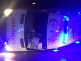 Hasta taşıyan ambulans devrildi