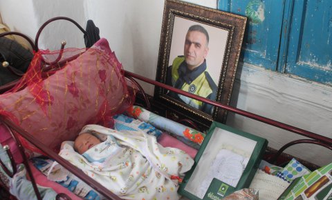 Üç günlük bebeğe şehit polis “Fethi Sekin”in adı verildi