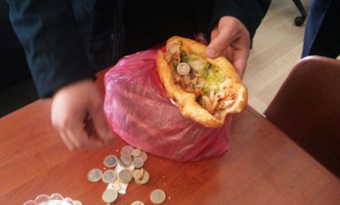 Dilencinin parası ekmek arası dönerde çıktı
