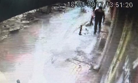 Kar kütlesinin altında kalmaktan son anda kurtuldu