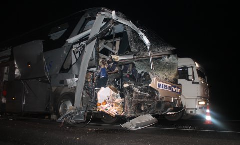 Konyada yolcu otobüsü kamyona çarptı: 1 ölü, 15 yaralı