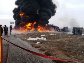Çarpışan tankerle kamyon alev alev yandı: 2 ölü