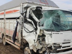 Kamyonet minibüsle çarpıştı: 1 ölü, 6 yaralı