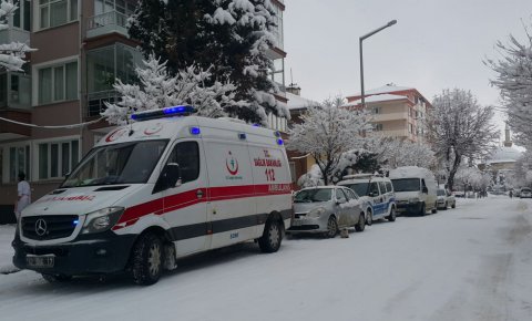 Merdiven boşluğuna düşüp hayatını kaybetti