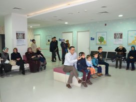 Medicana’da çocuklar Hacivat Karagöz ile eğlendi