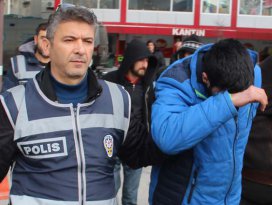 Çaldıkları malzemeleri çalıntı otomobille taşımışlar