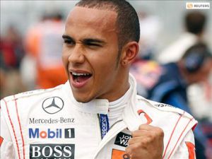 Hamilton zor yarışı kazanmayı başardı
