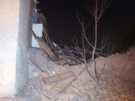 Suriyeli ailenin bulunduğu evin çatısı çöktü