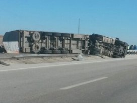 Konyada tır devrildi, yol trafiğe kapandı
