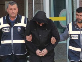 Canlı sıkıldığı için otomobillerin aynısını kırmış
