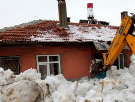 Çatıdan düşen kar kütlesi mahsur bıraktı