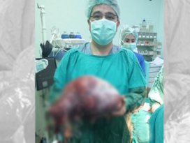 Karnından 10 kiloluk kitle çıkarıldı