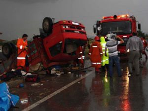 İşçileri taşıyan kamyon devrildi: 25 yaralı