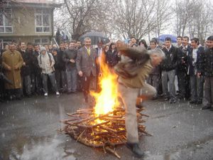 Ateşe atladı!